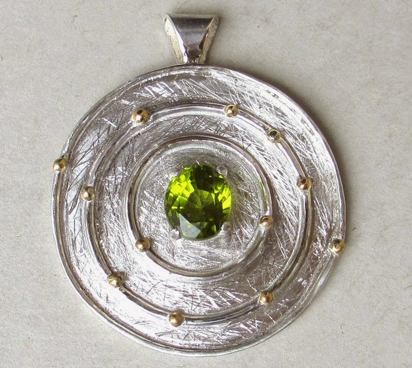 Magnesium atom, silver, gold, peridot