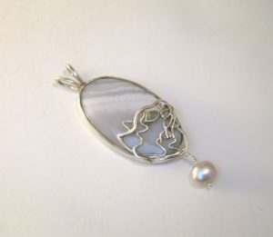 Grey cat pendant agate, sterling silver, emerald, pearl