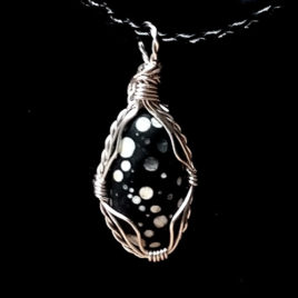 Zwarte basalt steen op leren ketting