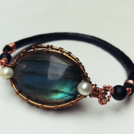 Oval labradorite bracelet copper, leather, pearls